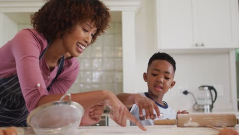 Afroamerikanische-Mutter-Und-Sohn-In-Der-Küche-Kochen,-Teig-Schneiden