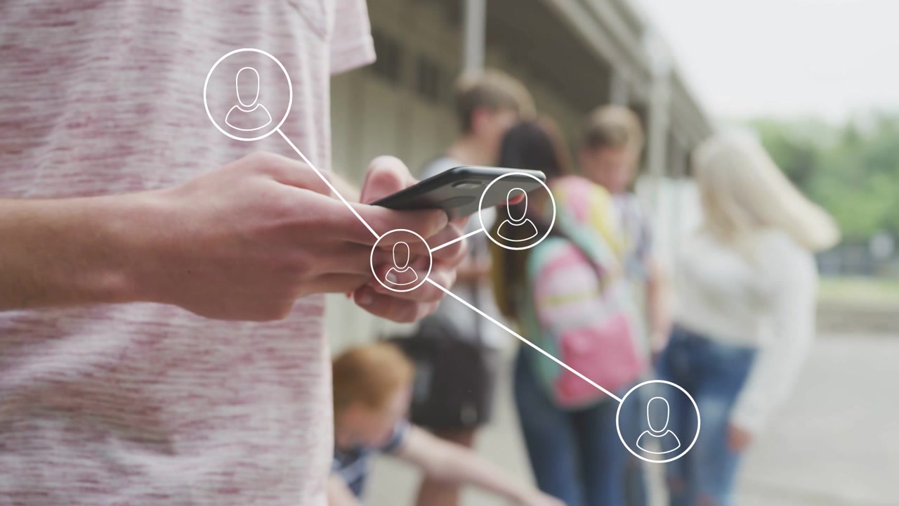 Mãos de adolescente digitando em smartphone e projetando uma sobreposição de rede, mapeando colegas para a escola.