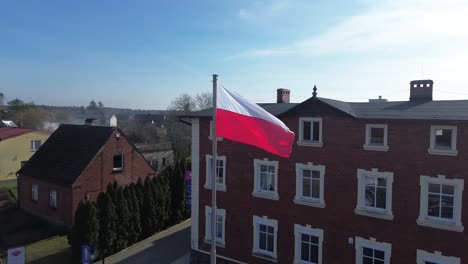 Onda-De-Bandera-Polaca-En-El-Viento-Aéreo-Circulando-Día-Soleado-Polonia-Iglesia