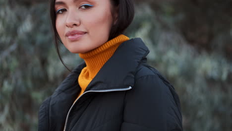 une fille asiatique qui regarde la caméra.