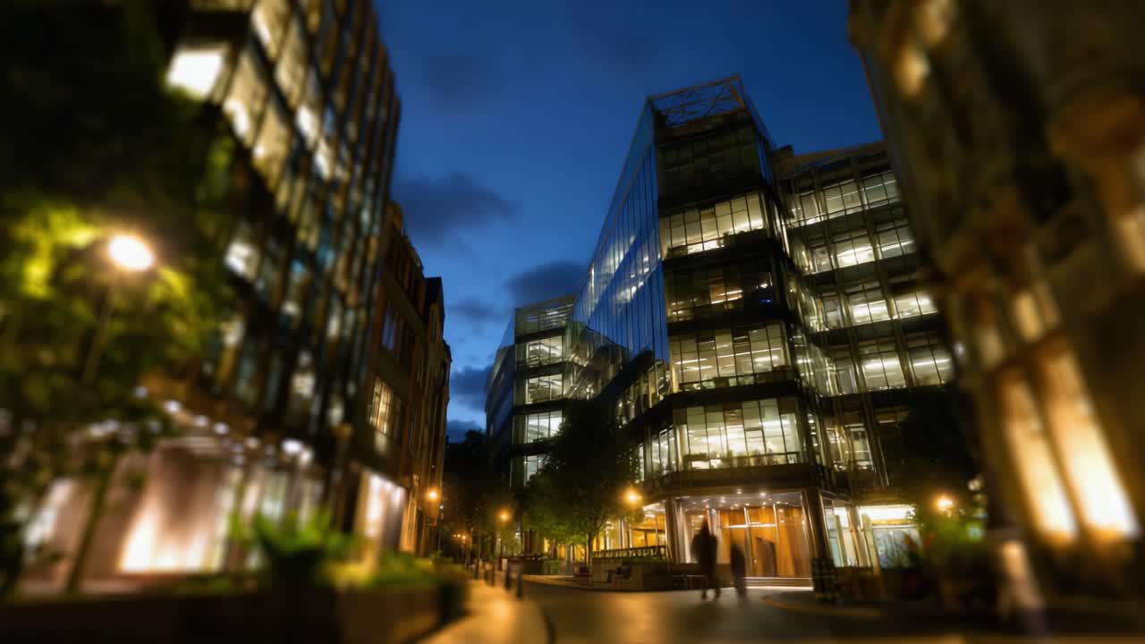 A arquitetura urbana moderna ilumina uma rua noturna tranquila com edifícios de vidro brilhantes e luzes quentes que se refletem no ambiente vibrante ao redor
