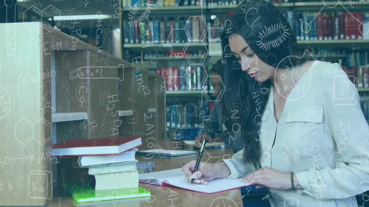 animación de ecuaciones químicas contra mujer caucásica estudiando en la biblioteca de la universidad