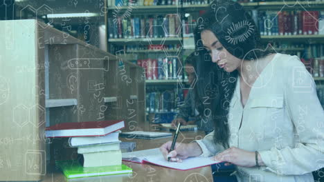 animación de ecuaciones químicas contra mujer caucásica estudiando en la biblioteca de la universidad