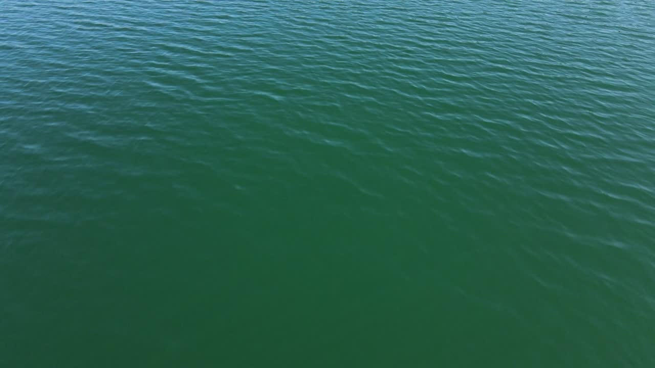 vista aérea sin fisuras de drones en las ondas de agua del lago turquesa de cerca. vista aérea sobre el mar o el océano con hermosos patrones de olas paisajes vista de agua marrón sin fin en el día de verano.