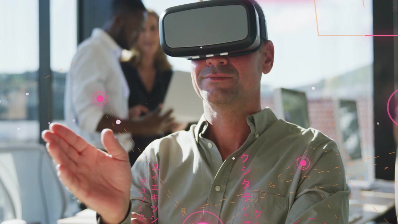 Uomo che distende il braccio, gesticola e seleziona l'interfaccia utente di un visore VR durante una demo aziendale, con un'interfaccia utente rosa che reagisce