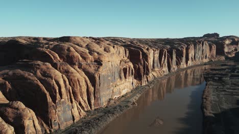 Read-stone-cliffs-on-the-side-of-Colorado-river-in-Moab-valley,-Utah,-USA