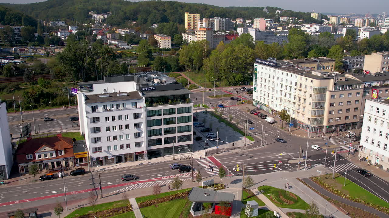 centro de gdynia - intersección de calles cerca del parque central y el ayuntamiento - infraestructura moderna y arquitectura en la ciudad