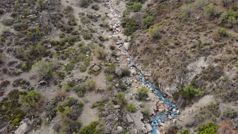toma aérea de drones siguiendo el río en el valle de la cordillera de los andes