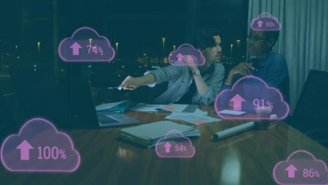 animación de números cambiantes y flecha en nubes sobre diversos compañeros de trabajo discutiendo informes