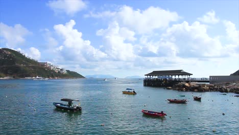 Muelle-Stanley-De-Hong-Kong,-Hermoso-Paisaje-De-La-Bahía-Y-El-Barco