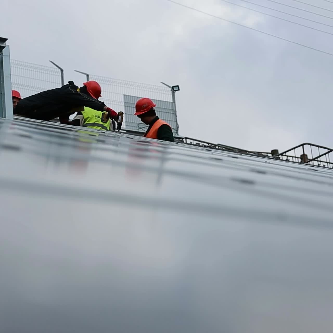 Solcelletekniker på paneler