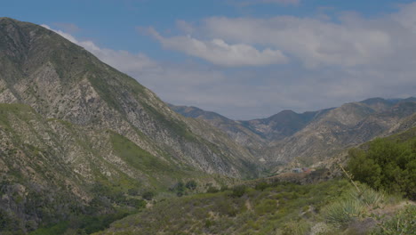 Lapso-De-Tiempo-De-Las-Nubes-Moviéndose-Sobre-Las-Montañas-De-Eco-Mientras-Ven-Sus-Sombras-Correr-Por-El-Suelo-Ubicado-En-Senderos-De-Montaña-De-Eco-California