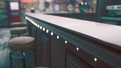 vista detallada de un mostrador de bar con iluminación decorativa en un entorno animado
