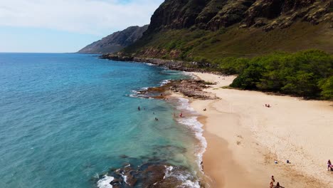 vista aérea del océano de la bahía del parque de la playa de kailua con gente y aguas azules serenas 4k uhd