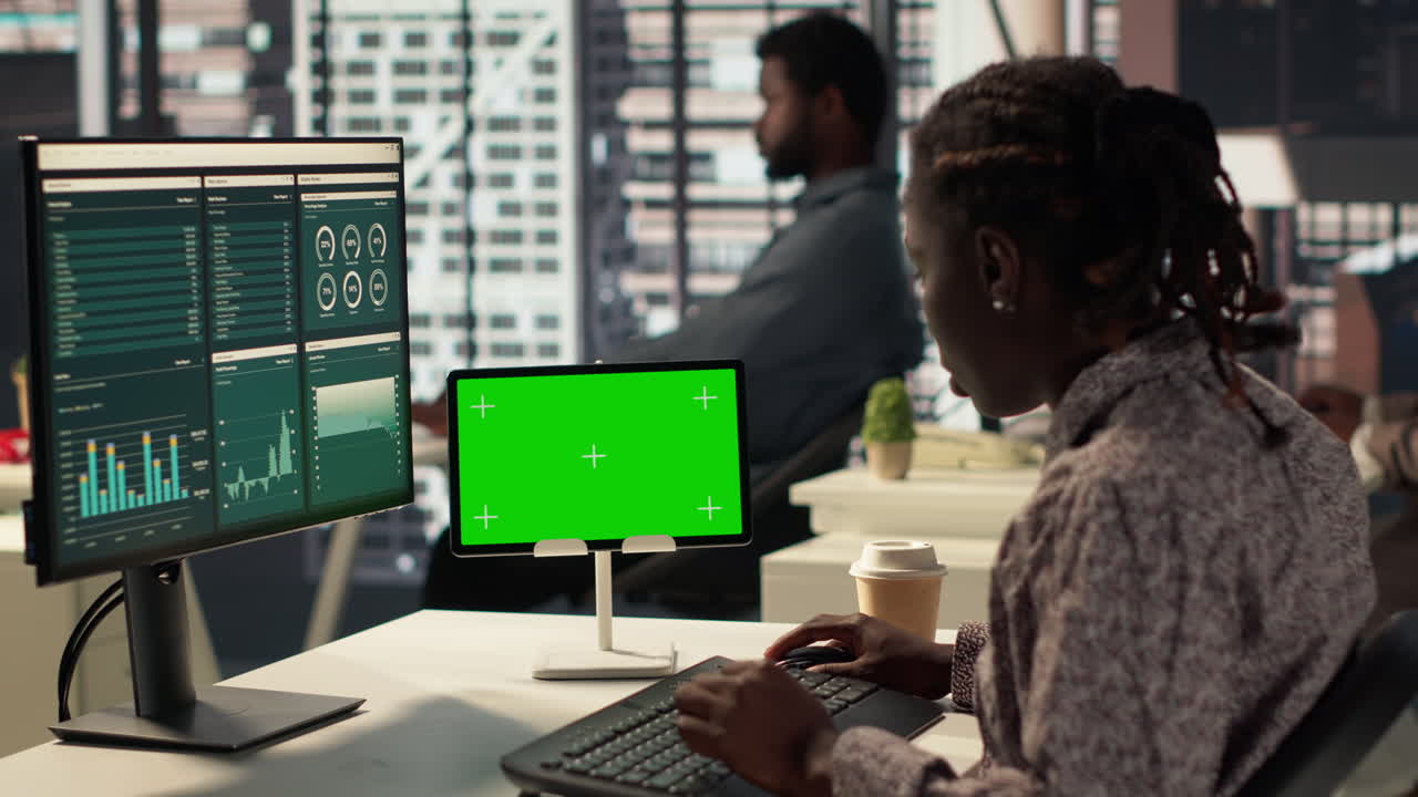 donna d'affari che lavora in un ufficio moderno