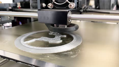 Impresora-Tridimensional-Que-Hace-Un-Modelo-De-Plástico-3d-De-Un-Juguete-De-Ciervo-Navideño