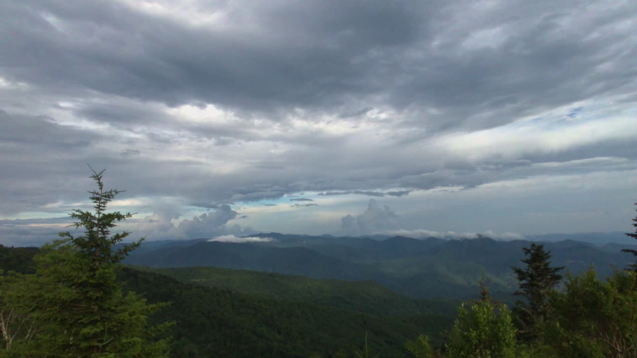 그레이트 스모키 마운틴 국립공원의 워터록 노브 산봉우리: 슬로우 모션