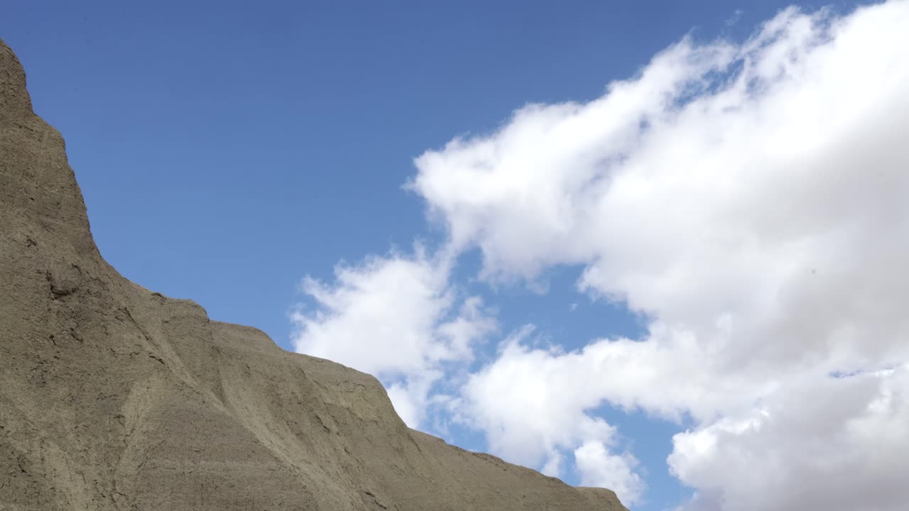 진흙 동굴 위에 형성되는 k의 구름 시간 경과
