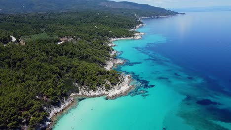 aislada playa de arena de kavourotrypes, conocida también como portokali, en la península de halkidiki, grecia