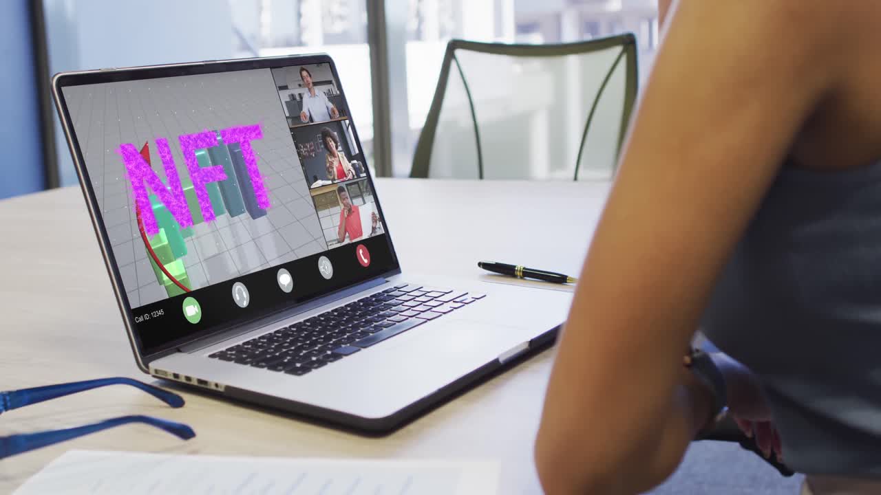 video de una mujer biracial haciendo una videollamada con sus compañeros de trabajo