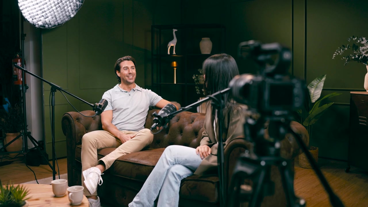 Mand bliver interviewet til en podcast i et professionelt studie