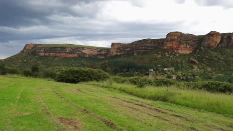 Acantilados-De-Arenisca-Moluti-En-La-Frontera-De-Lesotho-En-Sudáfrica-En-La-Granja-De-Huéspedes-Camelroc-Travel,-Nubes-Impresionantes,-Las-Montañas-Más-Asombrosas-Y-Paisajes-Verdes