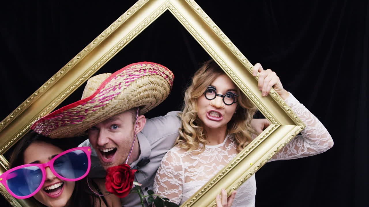 foto de grupo divertida en la cabina de fotos