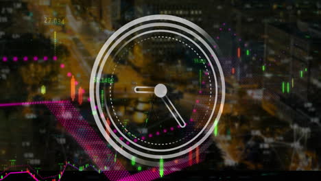 animación del reloj de tic-tac sobre el procesamiento de datos financieros contra la vista aérea del paisaje urbano por la noche.