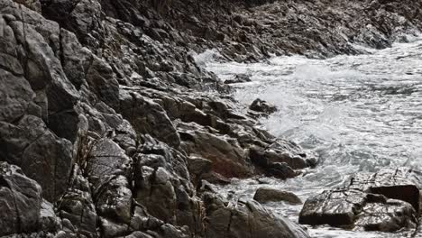 Rompiendo-Las-Olas-En-La-Escarpada-Costa-En-La-Playa-De-Dam-Trau,-Archipiélago-De-Con-Dao,-Vietnam