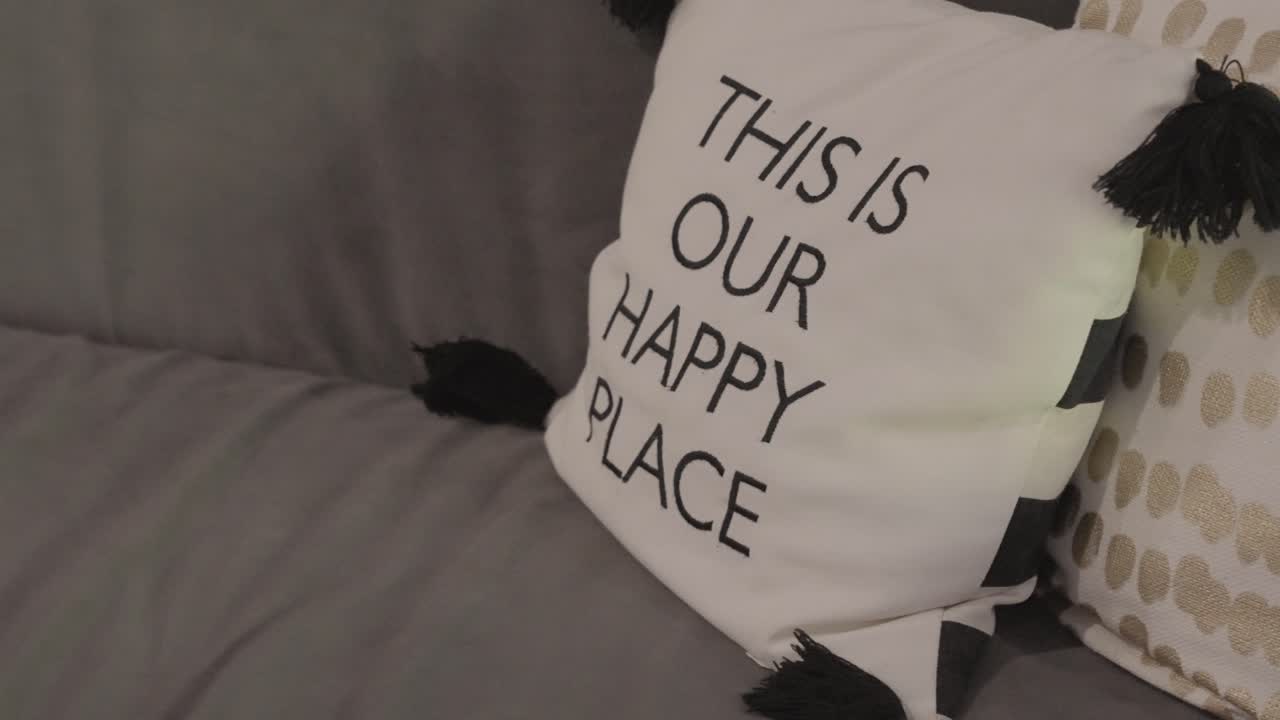 un disparo de muñeca en primer plano captura un cojín de almohada bellamente arreglado en un sofá acogedor en la fotografía