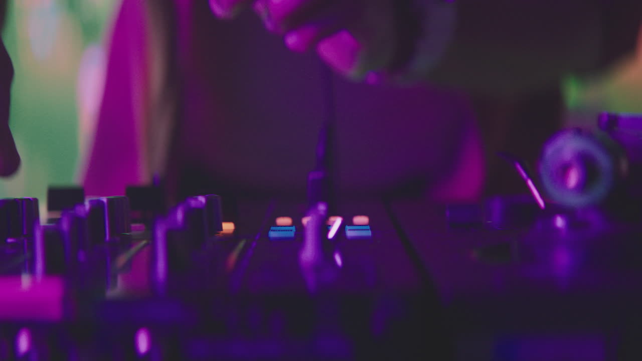 actuación de dj en un club nocturno