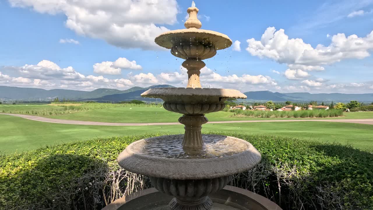 구름의 그림자가 변하는 분수를 그린 타임스.