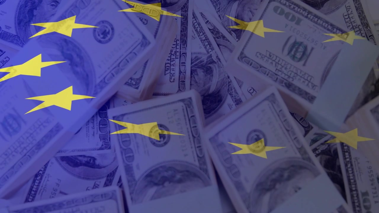 Bandiera dell'UE che sventola e diventa traslucida, rivelando pile di banconote da 100 dollari USA sottostanti, a dimostrazione dei legami economici