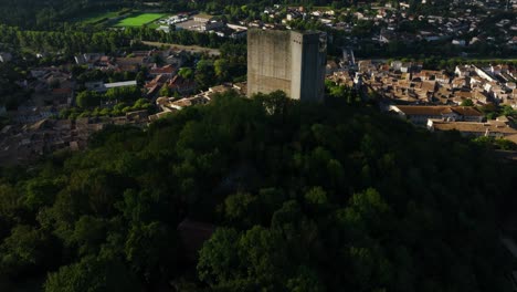 torre de cresta por avión no tripulado, una ciudad en la droma, región de auvergne-rhône-alpes, francia