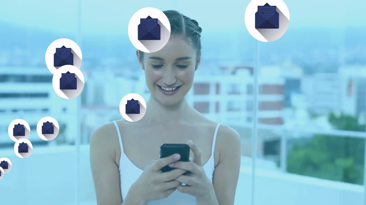 스마트폰을 사용하는 여성, 떠다니는 이메일 아이콘으로 둘러싸인 여성, 도시 풍경 위의 애니메이션