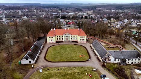 Burg-Durbe-Im-Luftpanorama-An-Einem-Bewölkten-Tag