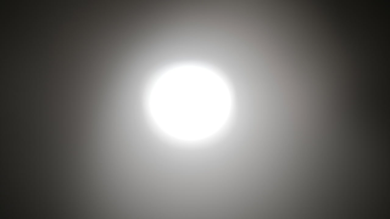 extraño, brillante, alienígena, luz de orbe ovni, luz de fantasma o luna con humo y niebla para halloween o ciencia ficción, fondo de ciencia ficción