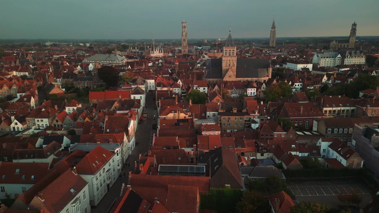 Vista Aérea da Paisagem Urbana Histórica de Bruges ao Pôr do Sol