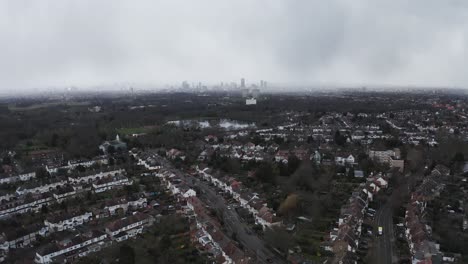 Levantándose-Para-Ver-El-Brumoso-Horizonte-De-Londres