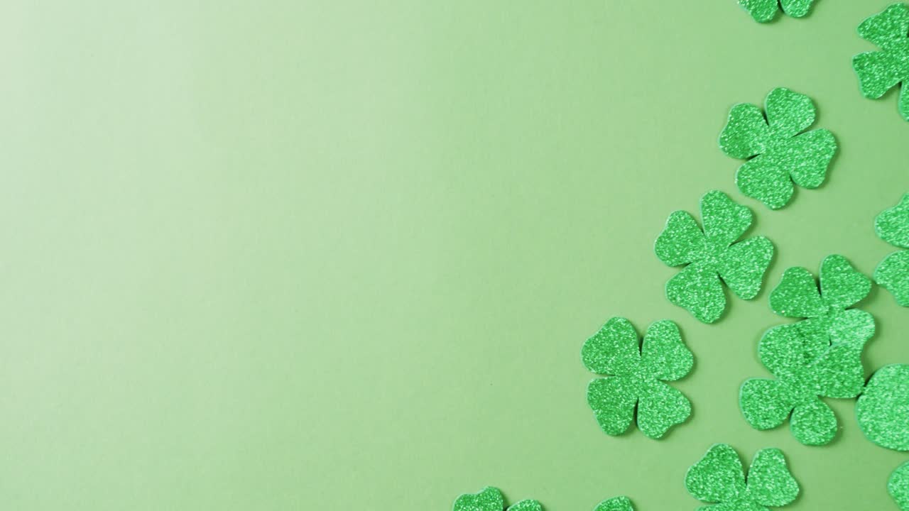 Video di foglie di trifoglio verdi di San Patrizio con spazio per il testo su sfondo verde.