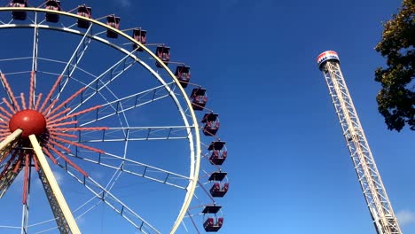un carrusel girando contra el cielo