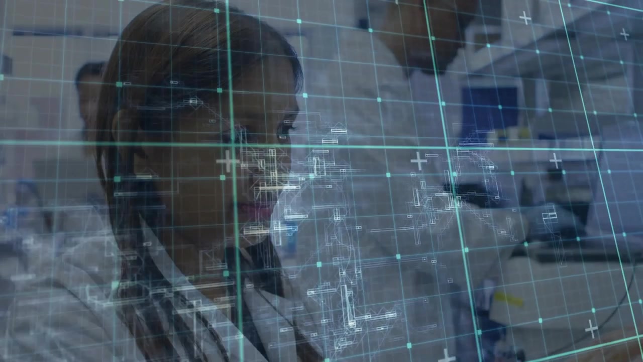Equipo diverso consultando una tablet en un banco de laboratorio con un holograma, una mujer con bata de laboratorio y estetoscopio.