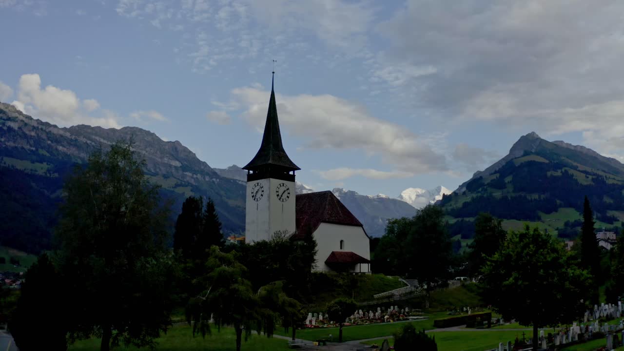 드론 카메라가 아래에서 위로 이동하여 라우퍼스빌 주변의 행복을 보여줍니다.