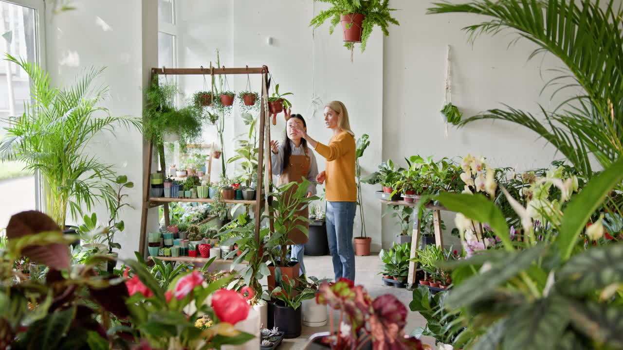 식물 가게 직원 과 상담 하는 여자