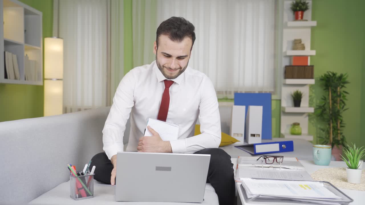 Impiegato disgustato dal capo