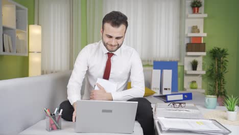 trabajador de oficina disgustado con el jefe.
