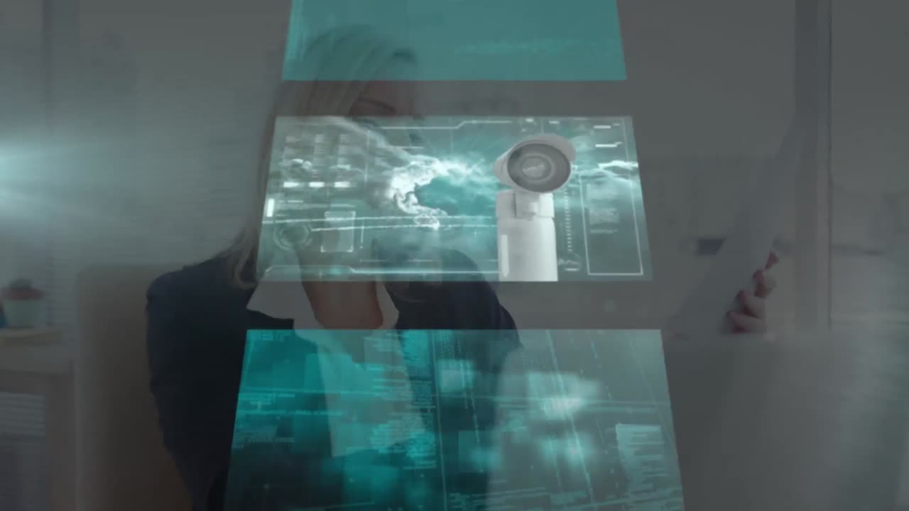 animación de procesamiento de datos en pantallas sobre mujer de negocios en la oficina