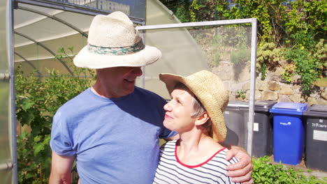 retrato de una pareja mayor fuera del invernadero de asignación