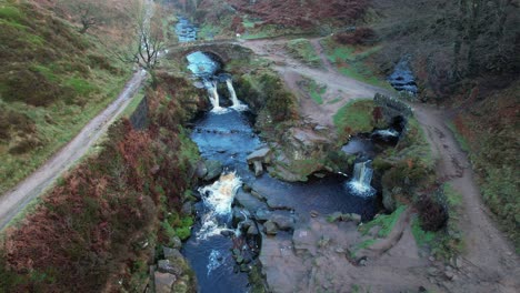 Puente-De-Piedra-Y-Cascadas-En-Three-Shires-Head.