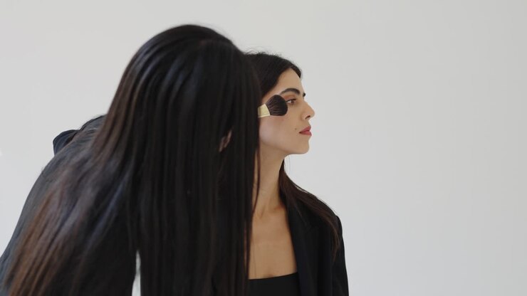 Applicazione di trucco su una modella